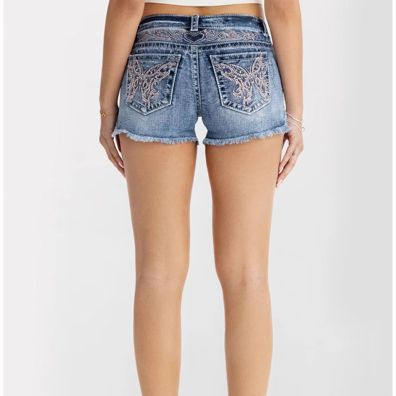 Shorts Denim Frayed - 女性服 バタフライラインストーンデニムショートパンツ 女性用 ライトブルー ウォッシュ加工 フレイドスリミングジーンズ