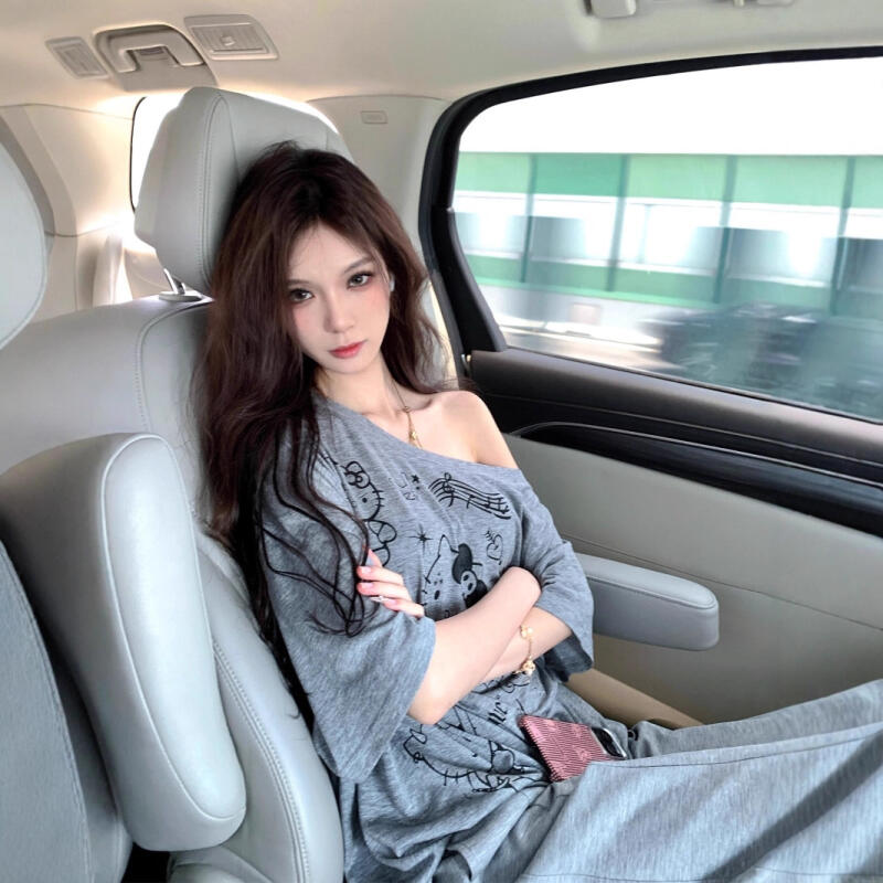 Blouse Off Shoulder - 日焼け止めブラウス ハローキティ 斜め肩漫画トップス 薄手オフショルダー サンリオガールプリント 年齢を若く見せるファッション